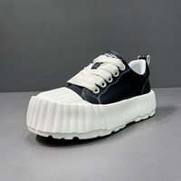 Baskets blanches pour hommes en cuir pleine fleur à semelle épaisse, à talon mi-haut, à lacets, style skate, polyvalentes et décontractées