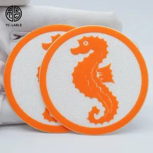 Precio de fábrica etiqueta personalizada parches de silicona 3D Logotipo de goma suave 3D etiquetas de goma para ropa