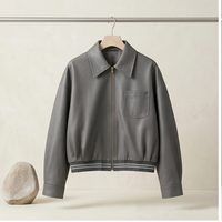 Veste Courte en Cuir Gris Minimaliste pour Commuter, Style Baseball, avec Col Chemise, Bande Élastique à l'Ourlet et Poche Unique