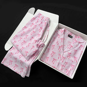 طقم بيجامة نسائية مخصص من قطعتين بأكمام طويلة ونقشة مخططة وفيونكة من القطن المطوي والشاش العميق - Product Image 1