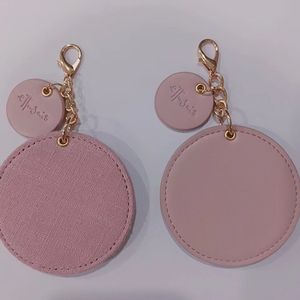 Espejo de maquillaje redondo portátil de cuero PU, plegable y compacto con llavero para mujeres, para viajes. - Product Image 4