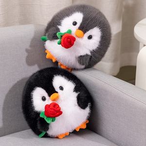 Мягкая игрушка на День святого Валентина — уютный компаньон — ультрамягкая плюшевая игрушка в виде морского животного — 20 см, 2 цвета в ассортименте. Пингвин с розой - Product Image 4