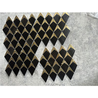 Mosaïque en marbre noir Nero avec incrustation métallique dorée, carreaux de parquet, crédence, douche, cuisine, chevron, chevrons, intérieur, hôtel, centre commercial, mur