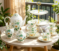 Service à thé en porcelaine fine Camélia Blanc avec bordure dorée, style Moyen-Orient, portable, comprenant théière, tasses, soucoupes, sucrier, crémier, support à gâteau, cuillère et coffret cadeau