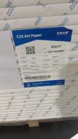 Papier d'art C2S double couché de haute qualité NEVIA/HIKOTE/Sunbrite pour l'emballage avec pâte chimique et impression offset
