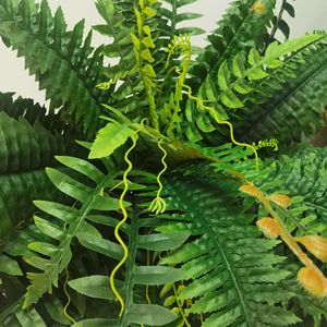 Grande plante artificielle de fougère avec frondes et lianes réalistes pour la décoration murale de la maison et du bureau - Product Image 6