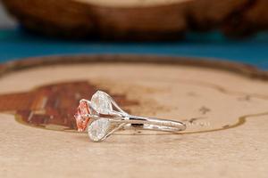 Elegante Anillo de Diamantes con Tres Piedras, Joyería Hecha a Mano, Diamantes Brillantes, Diseño Atemporal, Perfecto para Compromisos y Ocasiones Especiales - Product Image 2