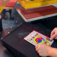 Presse à chaud pneumatique à carrousel avec deux têtes chauffantes, plateau rotatif à 6 stations 40x60cm pour transfert DTF sur t-shirts personnalisés