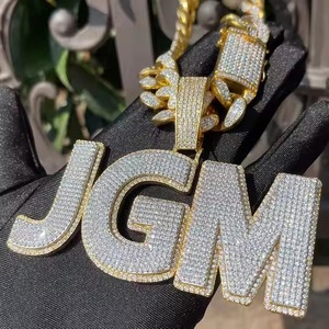 Pendentif en acier inoxydable personnalisé avec diamant Moissanite entièrement glacé VVS1 Clarté Plaqué or Lettre Design Collier à la mode - Product Image 1