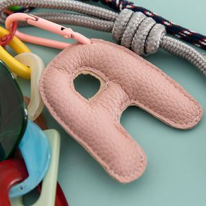 26 chữ cái phụ kiện da <span class=keywords><strong>T</strong></span>úi treo điện thoại di động quyến <span class=keywords><strong>r</strong></span>ũ Ba lô <span class=keywords><strong>t</strong></span>ự làm <span class=keywords><strong>t</strong></span>ối giản <span class=keywords><strong>T</strong></span>úi tre bóng chuyền dệ<span class=keywords><strong>t</strong></span> Miu hộp không khí - Product Image 3