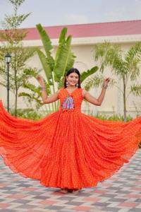 Colección de Vestidos Especiales para Navratri, con Bordado de Diseño, Trabajo con Espejos Reales y Tela Faux Georgette - Product Image 3