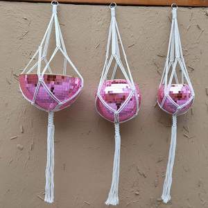 Vente flash : Pot de fleurs rond suspendu <span class=keywords><strong>en</strong></span> forme de boule disco avec corde <span class=keywords><strong>en</strong></span> <span class=keywords><strong>macramé</strong></span> métallique, trou de drainage pour la décoration de la maison - Product Image 2