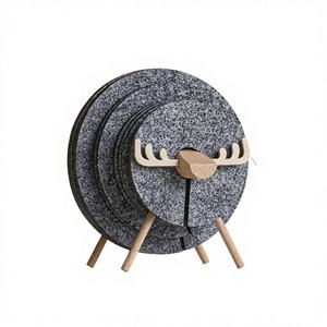 Sous-verres en feutre polyester découpés au laser motif cerf, durables, isolants thermiques, de forme ronde, personnalisables, pour la décoration de table, avec base en bois - Product Image 1