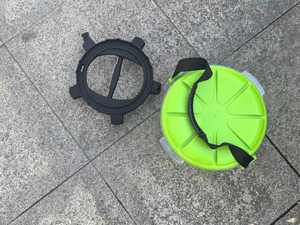 ถังพลาสติกพร้อมตาข่ายกรองทรายและฐานล้อสำหรับงานดูแลรักษารถยนต์ - Product Image 2