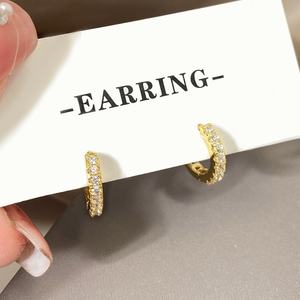 Joyería al por Mayor, Pendientes Redondos de Circonia Cúbica, Pendientes Huggies con Circonia Cúbica Chapados en Oro de 18K para Mujer - Product Image 4