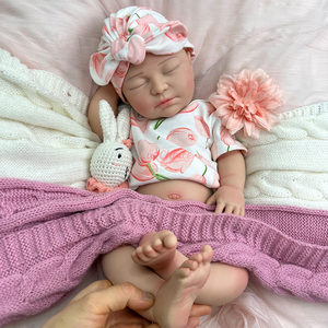 Poupée Reborn de 22 pouces en silicone platine lavable, avec des doigts mobiles et des sourcils peints, pour le confort des bébés et la pratique en crèche - Product Image 2