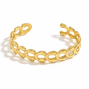 Brazalete Abierto con Corazones Entrelazados, Acero Inoxidable, Baño de Oro de 14K al Vacío - Product Image 1