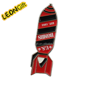 All'ingrosso a buon mercato in metallo nero nichelato cattivo coniglietto distintivo meredesday risvolto personalizzato in smalto morbido in Stock spilla spille per regali - Product Image 6