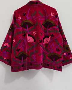 Chaqueta uzbeca bordada a mano con diseño floral Suzani en terciopelo rosa, abrigo bohemio de invierno para mujer, ropa exterior de boutique de la India. - Product Image 3