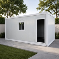 Maison modulaire préfabriquée blanche, cabane portable avec fenêtre et porte ouverte pour projets résidentiels