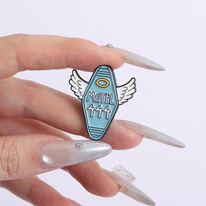 Pin de Esmalte con Forma de Llave de <span class=keywords><strong>Motel</strong></span>, Ángel y Demonio, Broche de Llave de Hotel, Insignia de Solapa, Joyería de Dibujos Animados, Regalo Bonito, Venta al por Mayor - Product Image 4