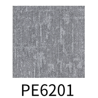 Dalles de moquette commerciales robustes en polypropylène gris de 6 mm, ignifuges, antidérapantes, insonorisantes, écologiques et adaptées aux animaux domestiques