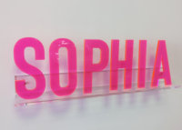 Chiffres acryliques découpés au laser fluorescents transparents