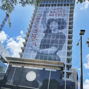 Pancarta de malla de mayor resistencia al viento hecha de malla de poliéster de alta calidad para exhibición de cercado Heras