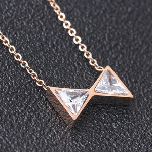 Collier en cristal en forme de nœud papillon, design géométrique, serti de zirconium, en acier plaqué or rose, pour un usage quotidien - Product Image 3