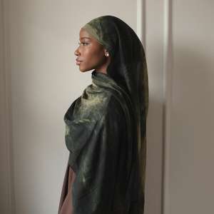 ผ้าคลุมศีรษะมุสลิมพิมพ์ลายสำหรับผู้หญิง รุ่นขายดีประจำปี 2026 พร้อมโลโก้สั่งทำได้ ขายส่ง ระบายอากาศได้ดี ใช้ได้ทุกฤดู สวยสง่า เรียบร้อย ผลิตจากผ้าโมดอล - Product Image 1