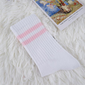 جوارب نسائية بأنبوب متوسط, جوارب نسائية بأنبوب متوسط بسيط يسمح بمرور الهواء في الحرم الجامعي ، جوارب طاقم مخصصة <span class=keywords><strong>Kpop</strong></span> - Product Image 5