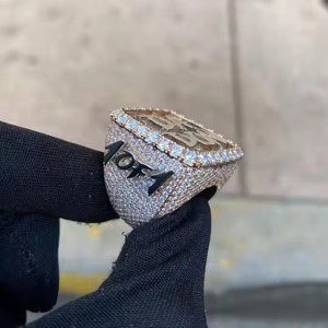 Bague hip hop en diamant de créateur Bague halo double bande au design unique pour collection de bijoux de luxe pour hommes - Product Image 2