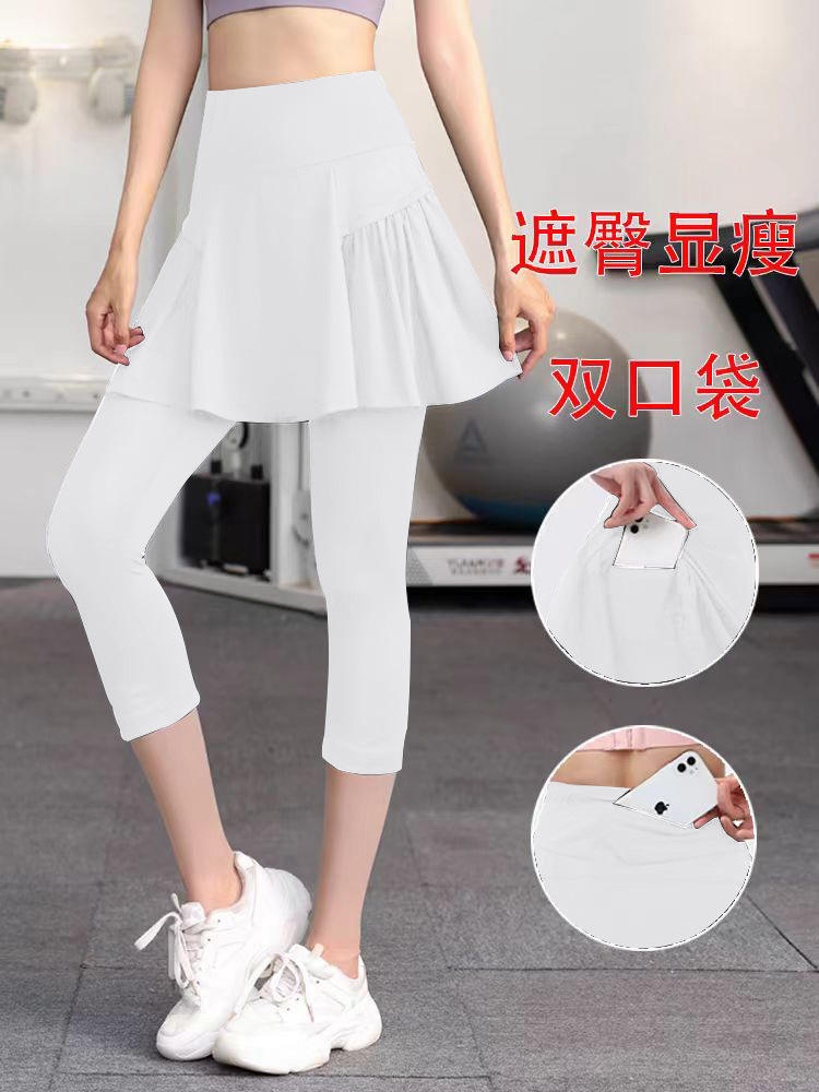 กางเกงขาสามส่วนสีขาว