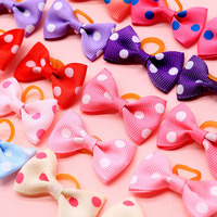 Arc de chien de conception mignonne et élastique fabriqués à la main couleur unie à pois accessoires de cheveux d'arc pour chiens de compagnie