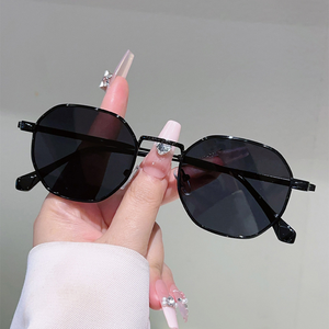 Lunettes de soleil polarisées polygonales en métal UV400 avec monture en alliage rétro 2026 et logo personnalisé pour hommes et femmes - Product Image 1