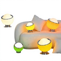 Lampes de table en fer pour la lecture dans la chambre ou la chambre d'hôtel.