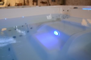 Spa portable d'extérieur pour 6 personnes avec système <span class=keywords><strong>Balboa</strong></span>, <span class=keywords><strong>pompe</strong></span> à remous, filtre à sable et cascade - Spa en fibre de verre et acrylique - Product Image 5