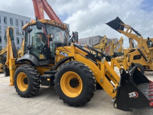 Promotion Nouvelle Chargeuse-pelleteuse JCB 4x4 4CX Norme Euro 5 Polyvalente pour la réparation routière, l'aménagement paysager agricole et les services de location. - Product Image 4
