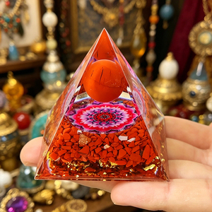 Piramide di Cristallo all'Ingrosso con Sfere di Cristallo e Pietre Frantumate in Resina, Ornamento Artigianale da Tavolo per la Casa, Decorazione Semplice - Product Image 1