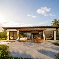 Maison de vacances modulaire de luxe en structure acier, préfabriquée et mobile, avec porte coulissante en verre