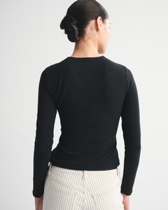 Camiseta de Manga Larga para Mujer, Cuello Redondo, Color Negro Sólido, Corte Ajustado, Tela de Algodón Grueso, a la Moda - Product Image 3