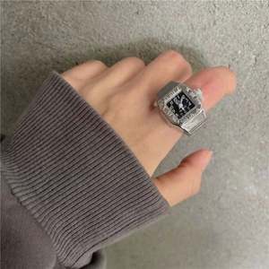 Bague Punk Mini Rétro Élastique Résistante à l'Eau, Nouveau Style Européen et Américain, Vente en Gros, Cadeau de Fiançailles et de Mariage - Product Image 1