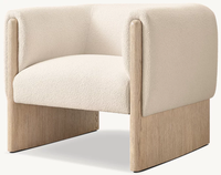 Fauteuil d'appoint moderne et épuré en forme de U avec accoudoirs intégrés, revêtement en bouclette blanche et base en chêne clair massif