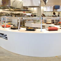 Comptoir de présentation de salades en surface solide blanche moderne sur mesure pour restaurant, salle à manger, buffet