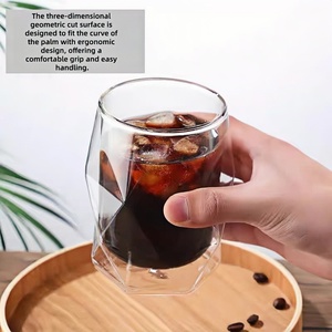 Bicchiere Isolante in Vetro Borosilicato a Doppia Parete con Motivo Natalizio Vittoriano, Taglio Diamante, Soffiato a Mano per Caffè - Product Image 3