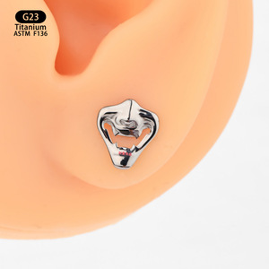 Boucles d'oreilles en titane en forme de masque de diable, 8,1 mm x 9,2 mm, clous à filetage interne pour piercing du cartilage de l'oreille - Product Image 2