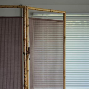 Paravent classique en bambou avec motif prune et cerf, pliable et mobile, idéal pour les cloisons de salon et les écrans d'entrée. - Product Image 2