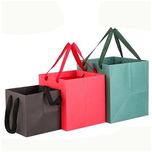 Venta al por mayor de estampado en caliente de lujo logotipo personalizado impreso <span class=keywords><strong>verde</strong></span> de cartón de papel kraft bolsa de compras con <span class=keywords><strong>mango</strong></span> - Product Image 4