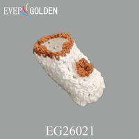 Chaussons miniatures élégants faits main en coton tricoté au crochet 3,5x3 cm pour bébé fille ou garçon, idéaux pour les fêtes de naissance ou comme décorations.