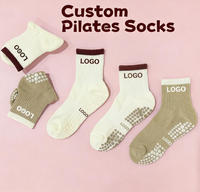 Chaussettes de yoga à logo tricoté personnalisé de haute qualité, chaussettes de yoga antidérapantes rayées, chaussettes de fitness personnalisées pour femmes